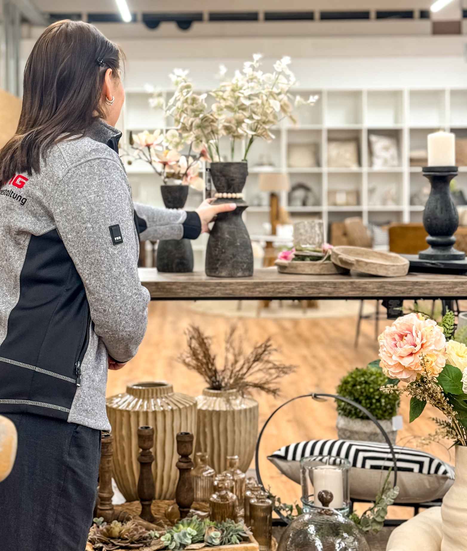 Azubi bei der Dekoration im Fachmarkt