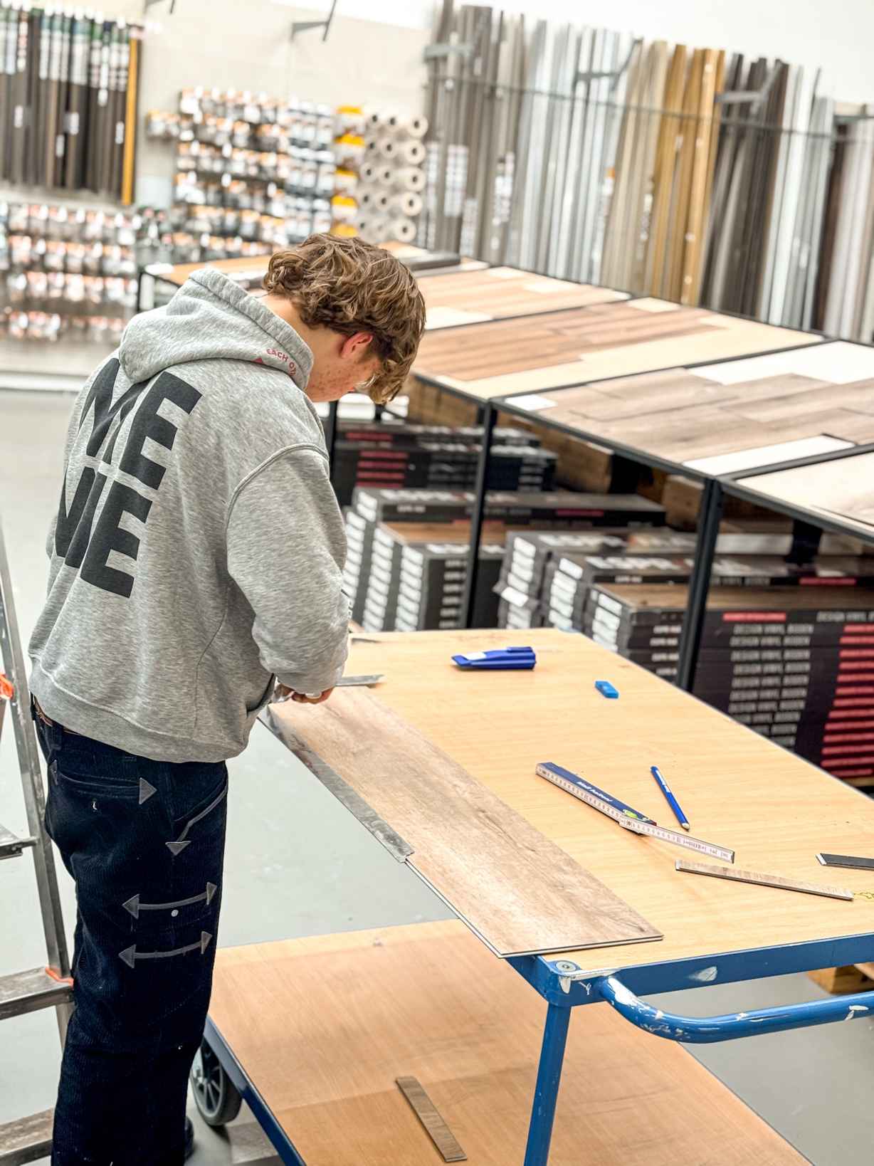 Azubi beim Zuschnitt im Fachmarkt – Ausbildung bei Heineking