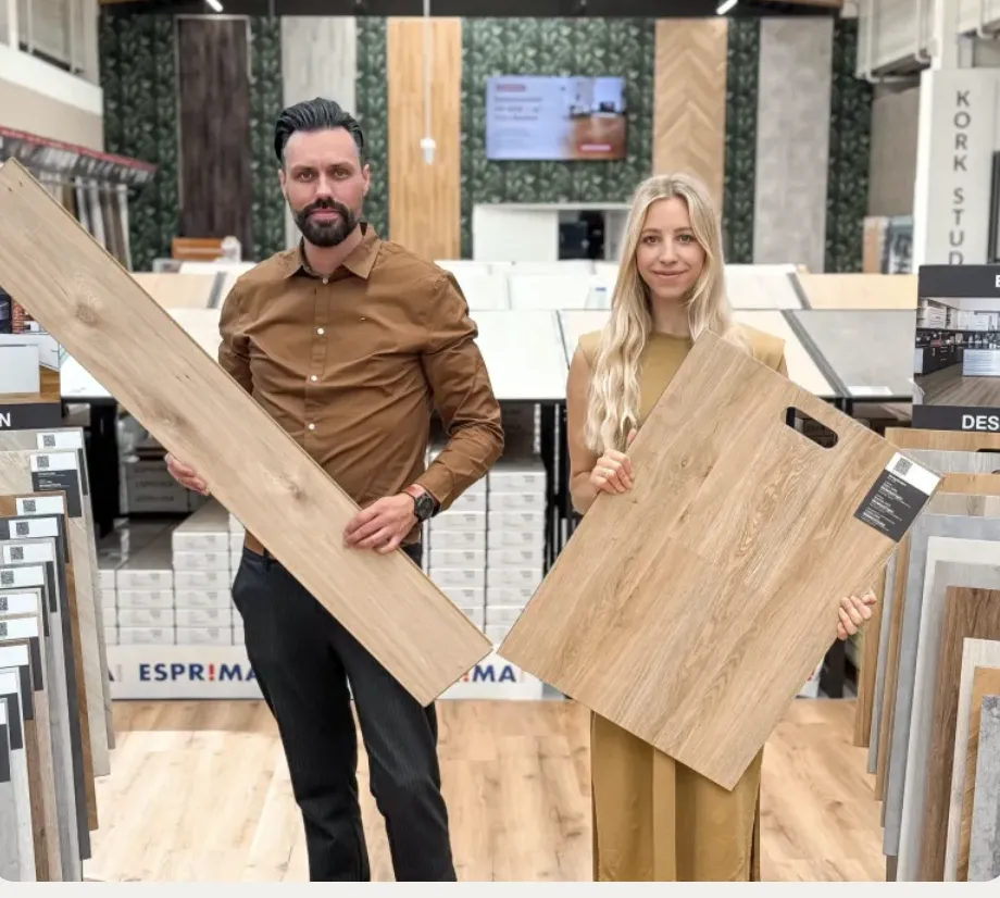 Heineking Fachpersonal mit Laminat- und Vinylboden-Mustern im Fachmarkt