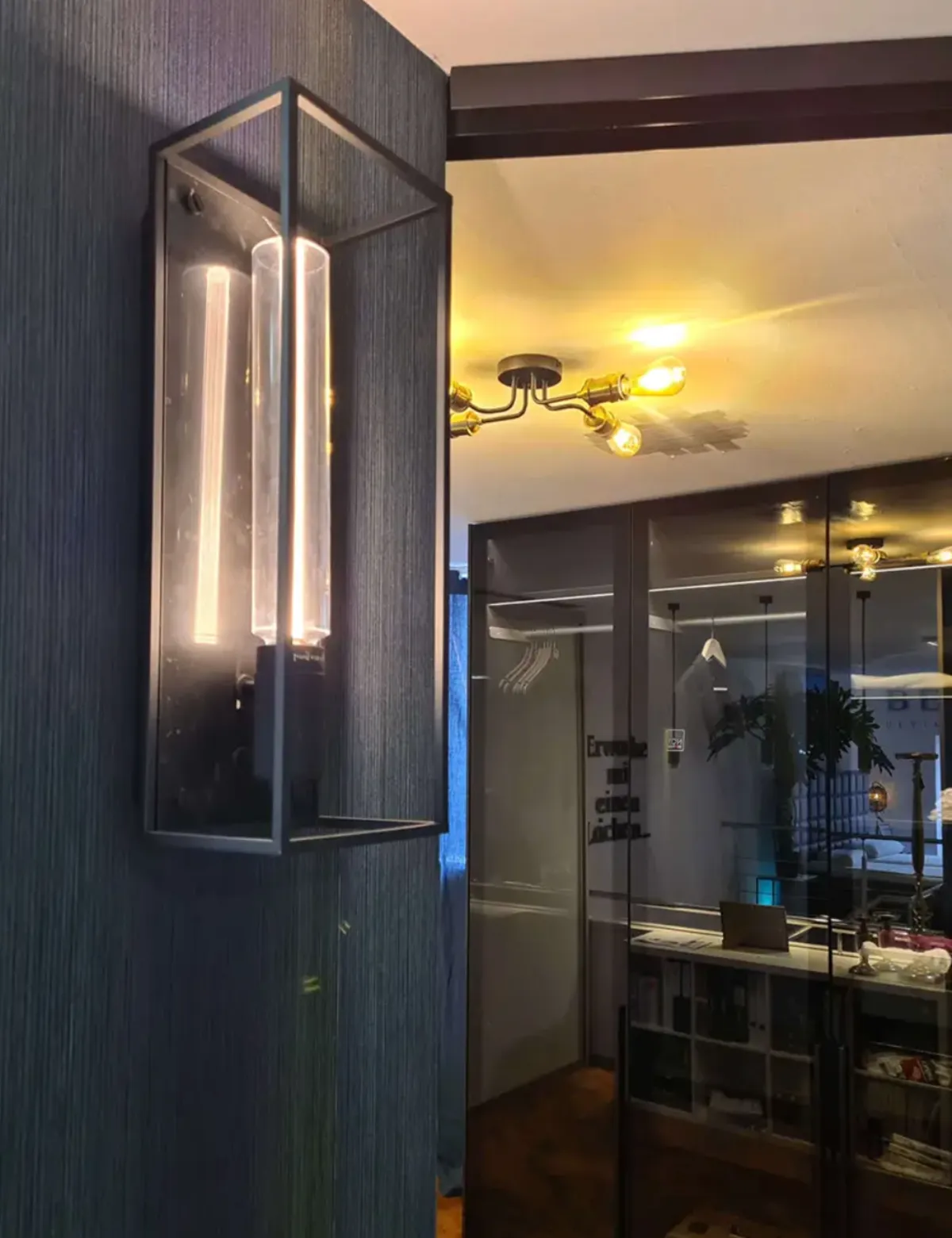 Dunkle Strukturtapete mit Wandleuchte