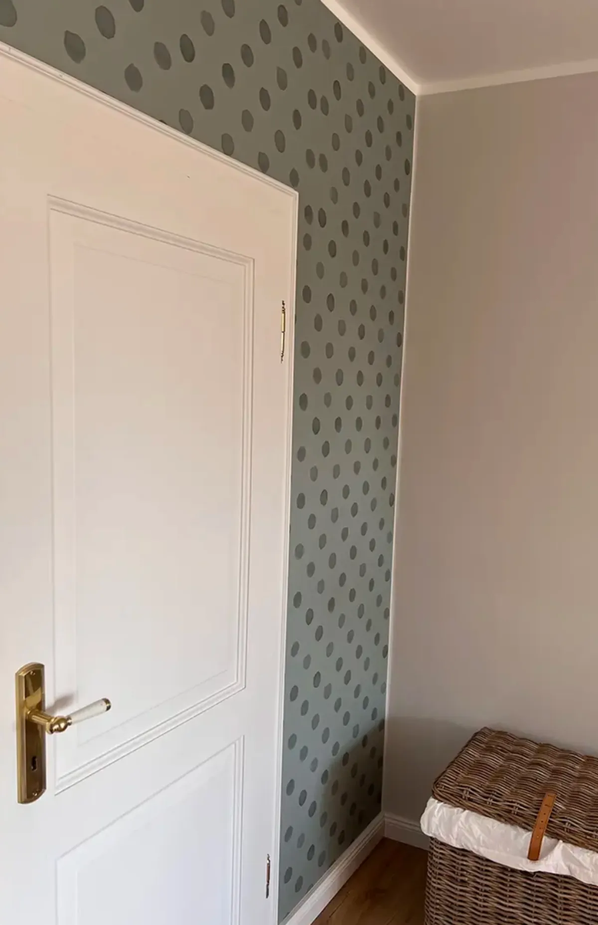 Akzentwand mit Punktmuster-Tapete