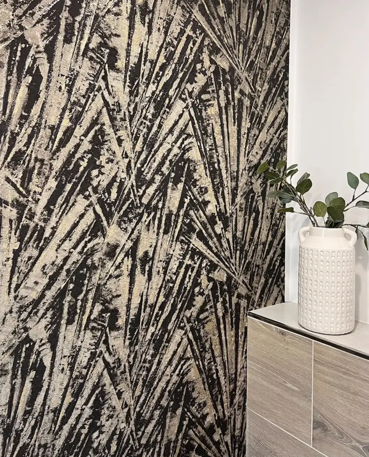 Exklusive Designtapete in Schwarz-Gold