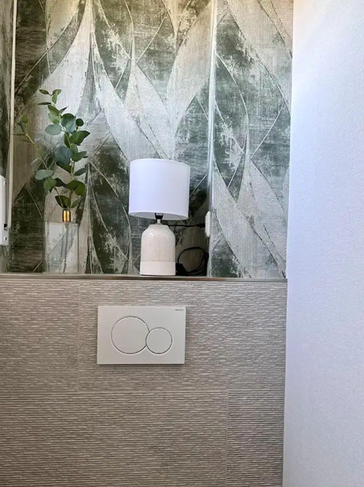 Gäste-WC mit moderner Blättertapete