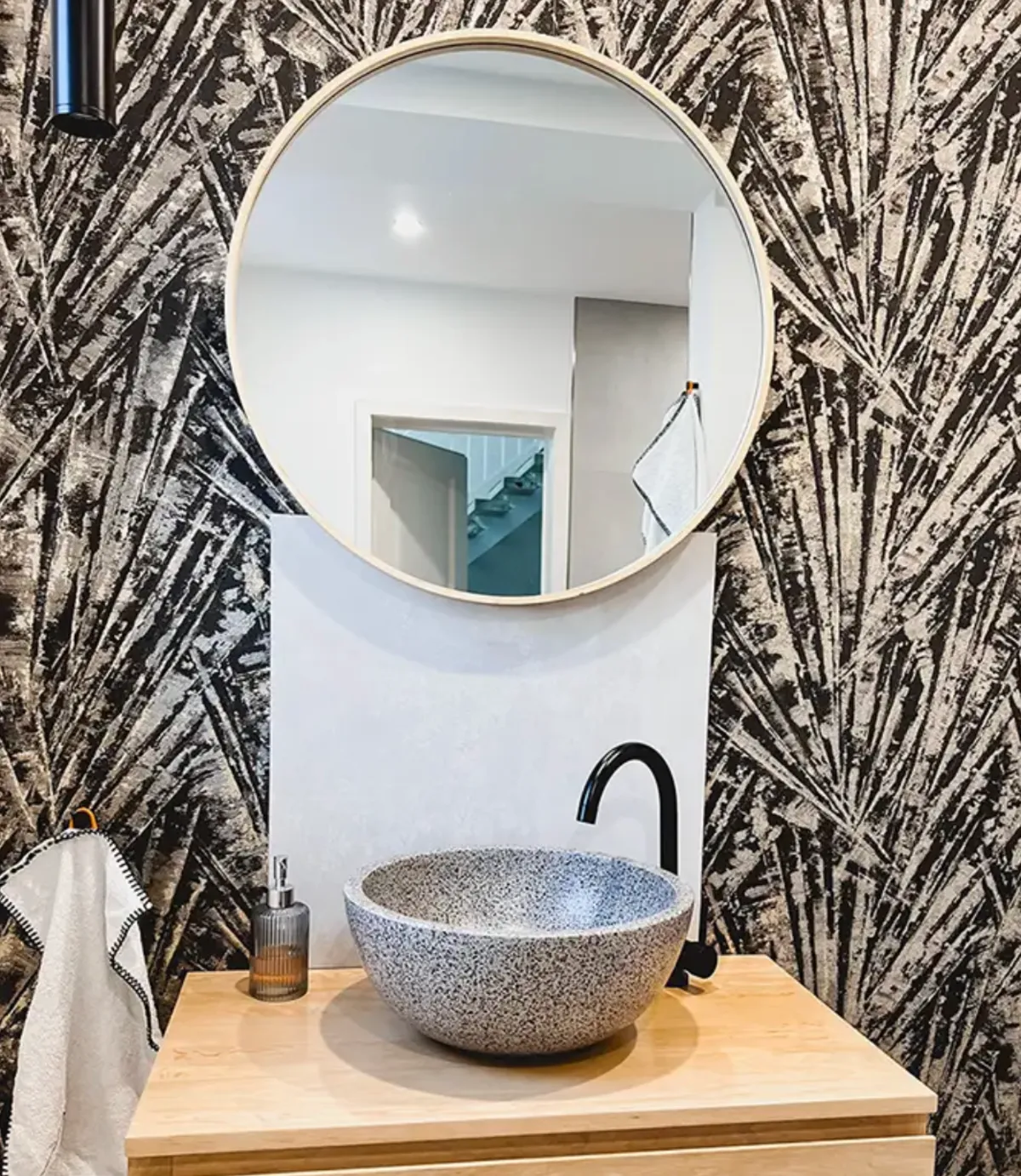 Waschtisch mit Statement-Tapete