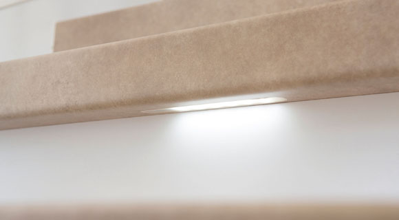 Fertig renovierte Treppe mit LED-Beleuchtung